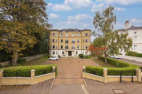 2 bed property, in Bishops Down Road, £445,000