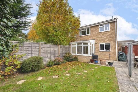 3 bed property, in Cobbs Close, £390,000