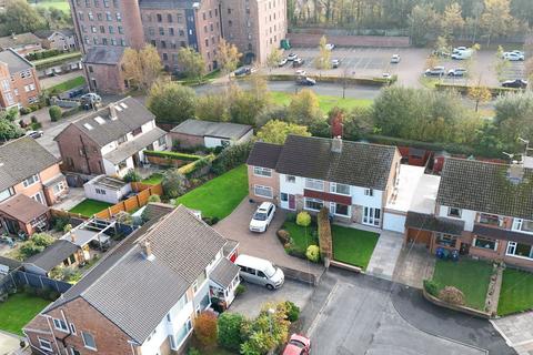 4 bed property, in Newlands Avenue, £300,000