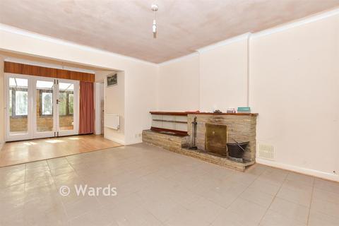 2 bed property, in White Horse Lane, £315,000