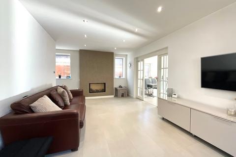 3 bed property, in Holme Slack Lane, £285,000