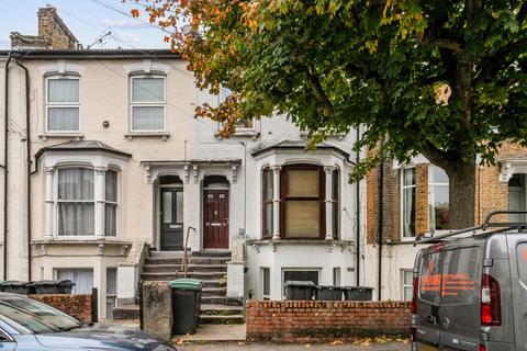 1 bed property, in Townsend Road, £300,000