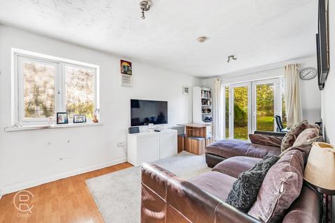 1 bed property, in Adrienne Avenue, £225,000