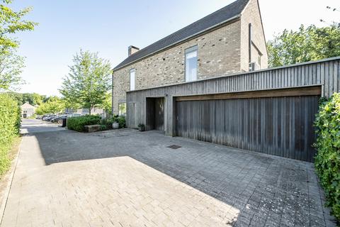 4 bed property, in Eversley Gardens, £925,000