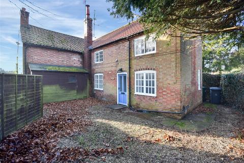 2 bed property, in Town Street, £230,000
