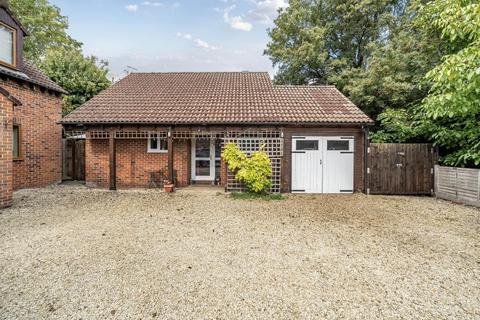 1 bed property, in Drayton, £300,000