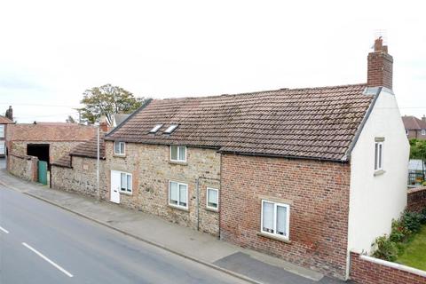 4 bed property, in Main Street, £425,000