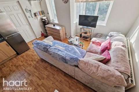 1 bed property, in Margaret Close, £275,000