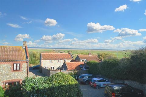 2 bed property, in Pintail Close, £340,000