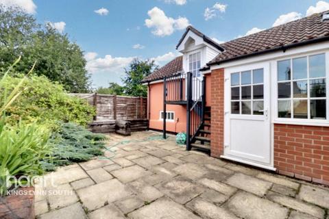 6 bed property, in Station Road, £649,995