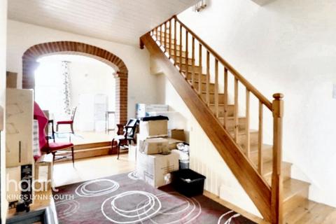 6 bed property, in Station Road, £649,995