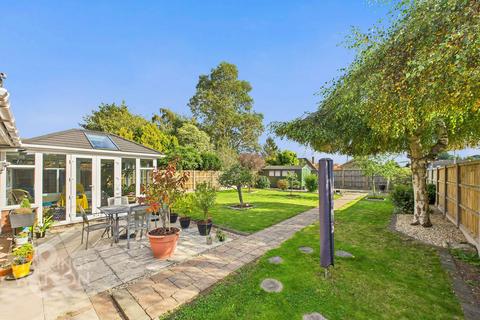 3 bed property, in Neylond Crescent, £390,000