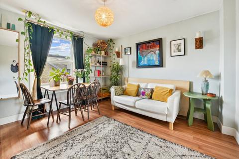 2 bed property, in Killyon Terrace, £450,000