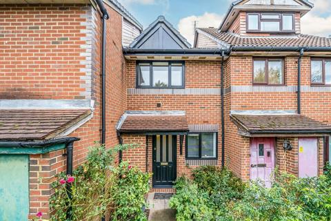 2 bed property, in Oak Lane, £435,000