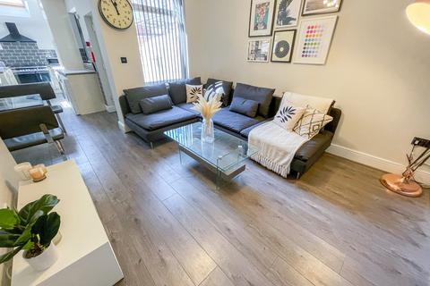 6 bed property, in Ridley Road, £270,000