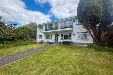 2 bed property, in Rectory Court, £160,000