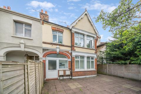 2 bed property, in Ellesmere Road, £525,000