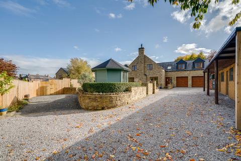 5 bed property, in Headlands Farm, £750,000