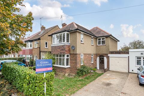 3 bed property, in Merton Road, £825,000