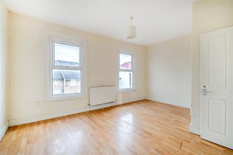 1 bed property, in Clifford Road, £140,000