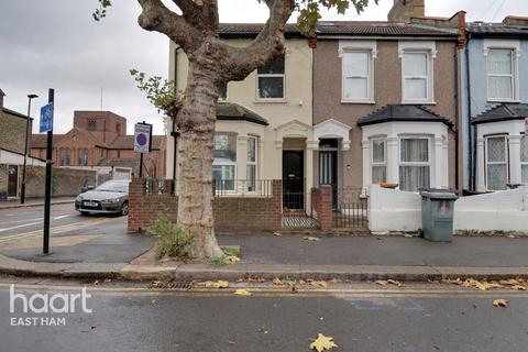 1 bed property, in Masterman Road, £155,000