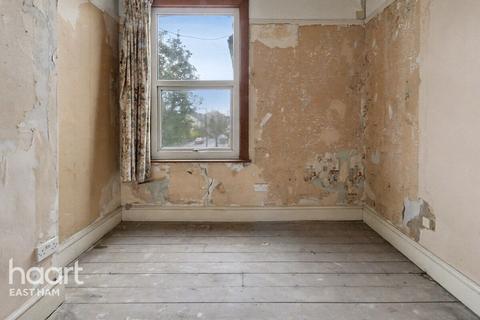 1 bed property, in Masterman Road, £155,000