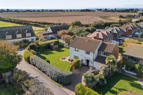 4 bed property, in Wellsfield, £875,000