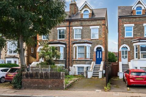 3 bed property, in Merton Road, £625,000