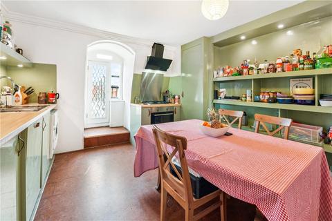 2 bed property, in Redcliffe Square, £800,000