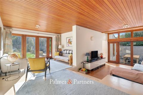 4 bed property, in Rainsford Avenue, £700,000