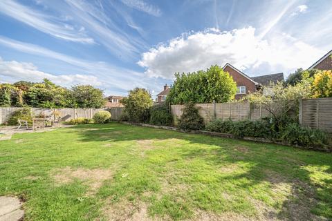 5 bed property, in The Avenue, £795,000