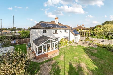 5 bed property, in The Avenue, £795,000