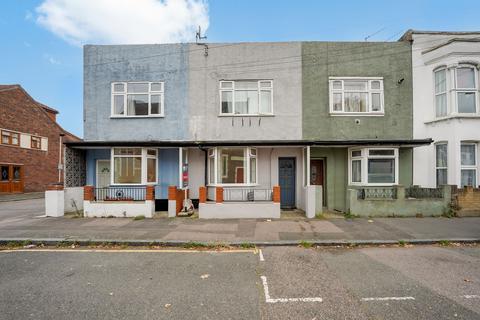 1 bed property, in Cruikshank Road, £300,000
