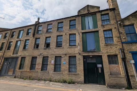 Studio, in Flat 11, £12,000