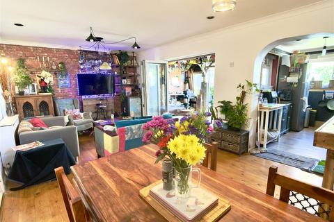 3 bed property, in Howard Road, £450,000