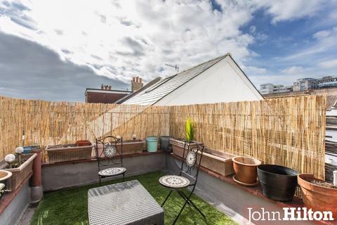 2 bed property, in Gloucester Road, £310,000