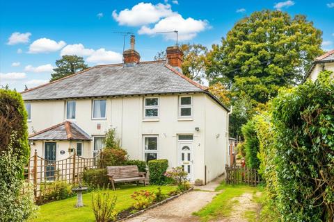 2 bed property, in Grayshott, £439,950