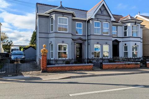 5 bed property, in College Street, £360,500