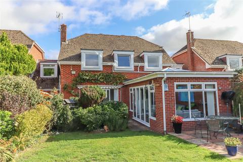 5 bed property, in Yew Tree Close, £650,000