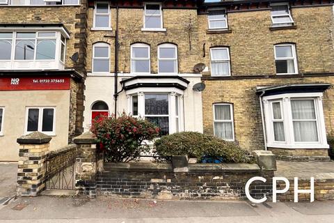 3 bed property, in Victoria Road, £115,000