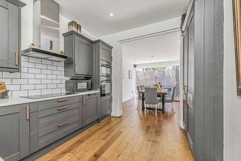 3 bed property, in Eswyn Road, £800,000