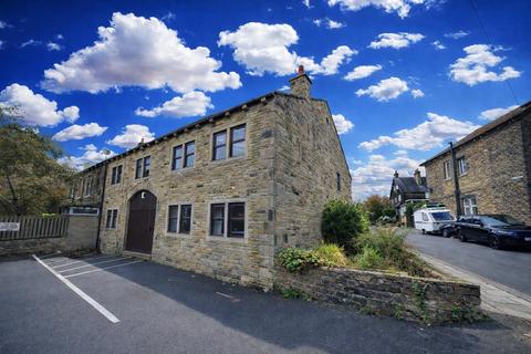 2 bed property, in Sherborne Road, £200,000