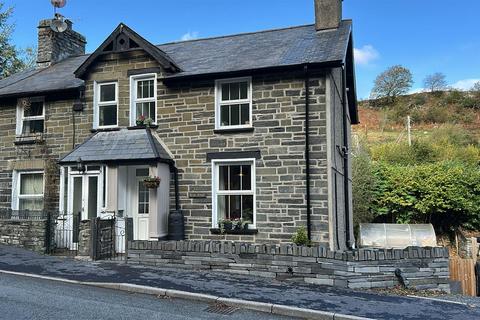 2 bed property, in Castle Terrace, £217,500