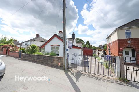 2 bed property, in Newcastle Road, £190,000
