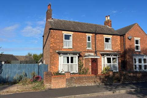 3 bed property, in Park Road, £185,000