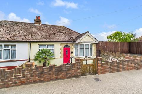 2 bed property, in Cuxton Road, £335,000