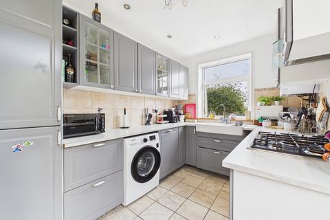 2 bed property, in Cuxton Road, £335,000
