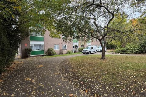 2 bed property, in Elm Court, £205,000