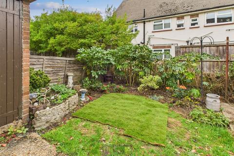 2 bed property, in Hawthorn Avenue, £250,000