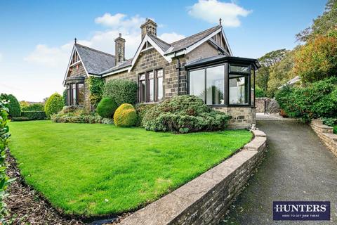 5 bed property, in Green Lane, £600,000